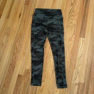 Target Wild Fable Camo Leggings with side pockets, Size Medium